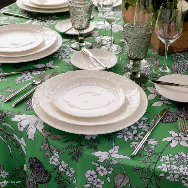 An event Dixie Fern Green rental with plates and glasses.