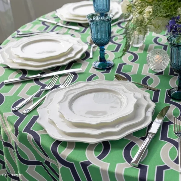 A table set with Harlow Keylime plates and silverware available for table linen rental.